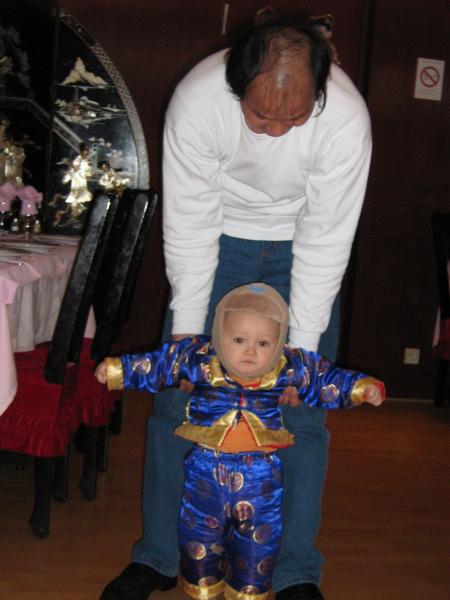 au restaurant Japonnais, le petit des propri�taires est venu vers moi...