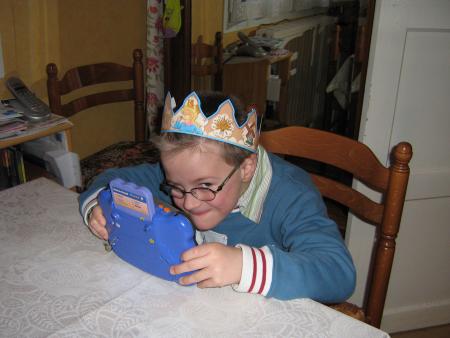 non! non !Mamie ne lui a pas fait boire de champagne, il fait le clown c'est tout