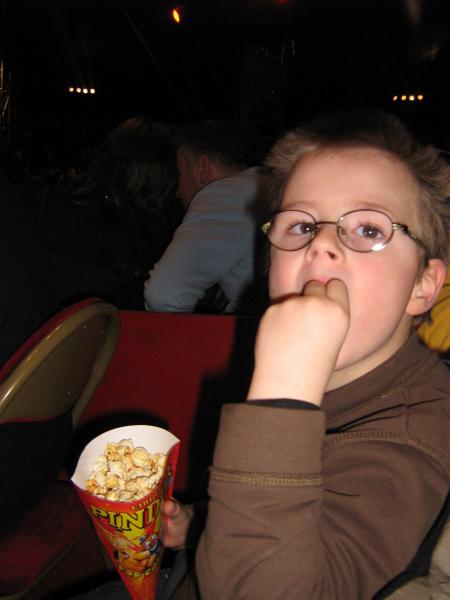 il attend le spectacle du cirque,et bien s�re il a droit � des pop'corns et moi!!!... rien