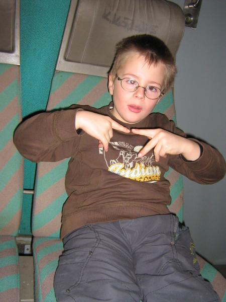 il explique � Mamiemyope les �l�phants qui se tenaient par la queues.