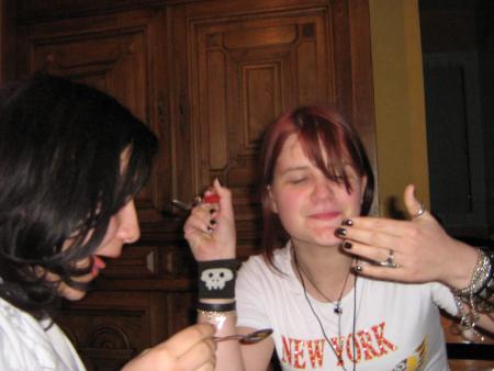 les 2 folles qui font les b�bes et se donnent � manger l'une l'autre...