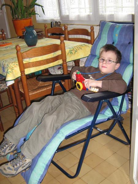 install�, comme un Pacha, devant l'ordi.  devinez ce qu'il regarde, pour la,  houhou!