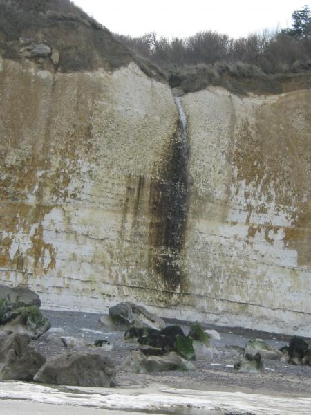 le trop plein , d'eau, des terrains s'�coule des falaises.