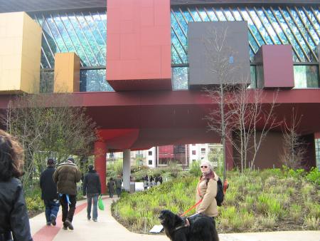 la facade d'entr�e, je ne la regarde m�me pas , toutes ses couleurs me font tourner ma petite t�te...