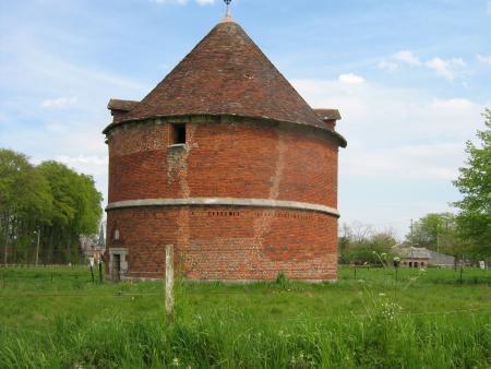 imposant pigeonnier du m�me chateau dans l'article pr�c�dent