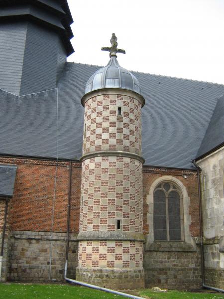 petite tour qui est accoll�e, � l'�glise, en damier de briques et gr�s,  joli, joli.