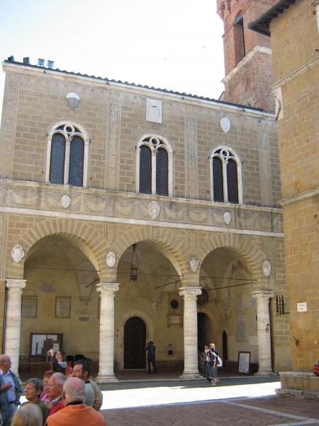 mairie avec le d�but du beffroi � Mont�pulciano.