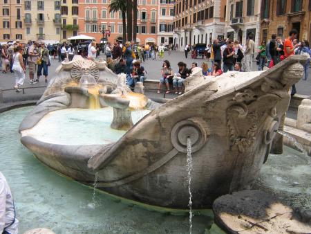 en bas de l'escalier..