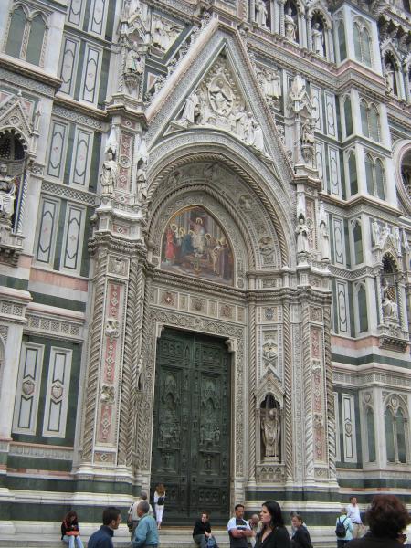 le portail de gauche..