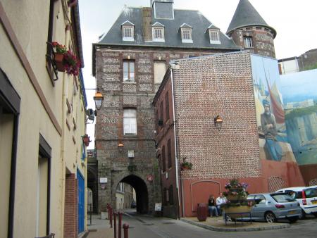 la porte vout�e, et l'ancienne prison sur la droite...