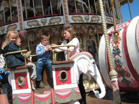 l� o� �tait de belles filles , il est mont�!...