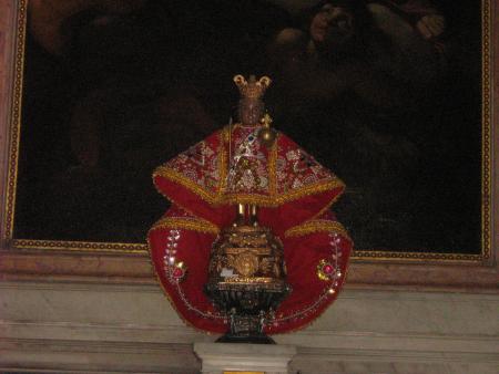 un J�sus, habill� de perles pr�cieuses, v�tement brod�s de fils d'or et d'argent.