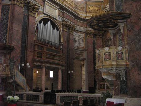 chaire en marbre de plusieurs couleurs, petit orgue r�cent, tout les murs sont en marbre