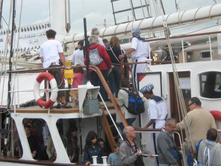 un marin, de ce  bateau, sympa leur tenue.