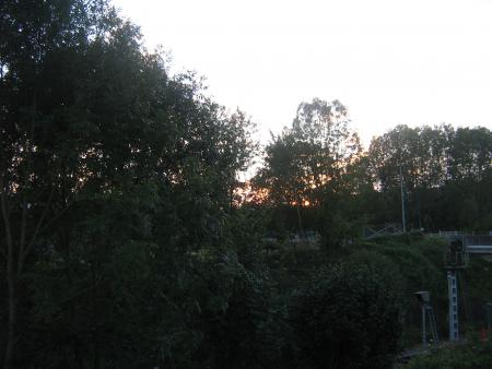 au coucher du soleil.