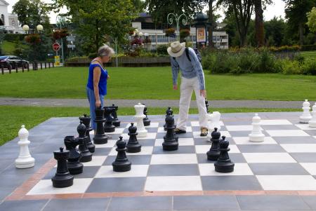 Mamie et Olivier s'affrontent aux �checs,  Mamie a perdu, hi! hi! hi!