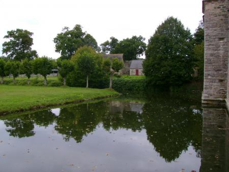 L�!.. y'avait des canards.... dans les douves.