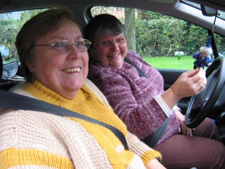 pas triste les deux copines... Jeanne et D�d�e   en 10.06