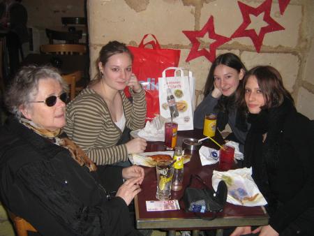 moment de douceur pour Mamie avec 3 de ses petites filles..