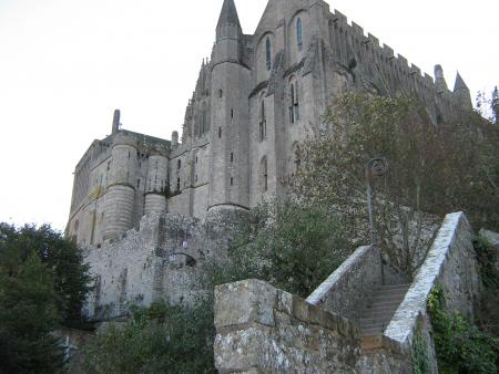 L'Abbaye du Mont St Michel pris des ramparts  en 10.06