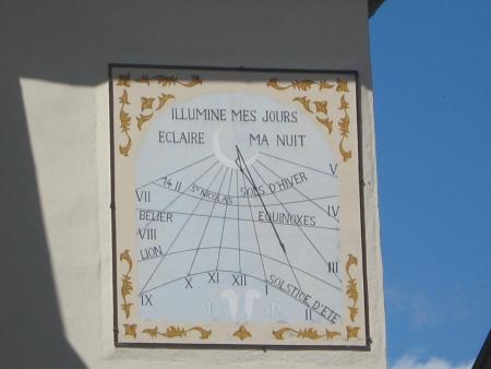 Cadran solaire sur une Eglise baroque.  dep:74  en 08.07