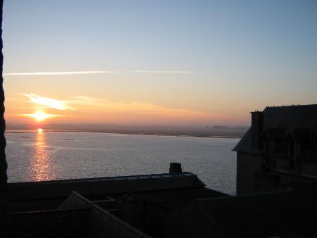 Photo prise du Mont St Michel  sur la mer qui monte  en 10.08