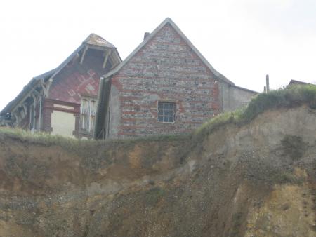 Dep:76 Veules les Roses, bient�t elles ne seront plus l�, la falaise recule de 20cm par an.