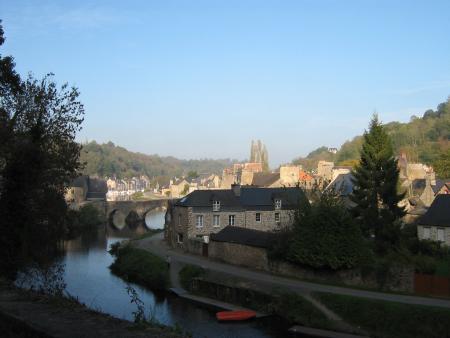 tr�s vieux pont  � l'entr�e de Dinan,  Bretagne  en 10.06