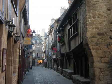 Dans Dinan enfilade d'anciens magasins   en 10.06
