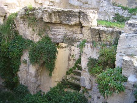 vestiges Romains � droite du Palais des Papes