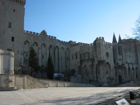 il n'y a pas tout, sur la photo, tellement qu'il est imposant ce Palais des Papes.