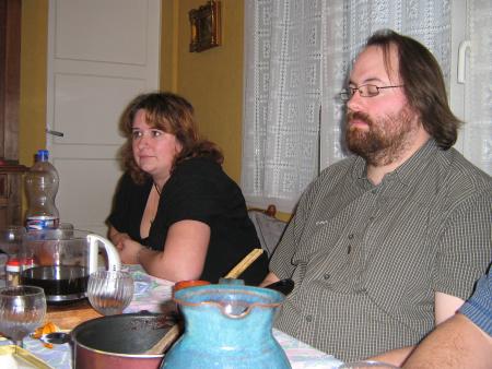 ho! ho!! la poire belle H�l�ne les a fini... un p'tit dodo discr�t... mamie voit rien..